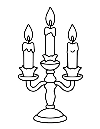 Dibujo lineal en blanco y negro de un candelabro adornado que sostiene tres velas encendidas, con hojas de acebo y bayas decorando el brazo central.