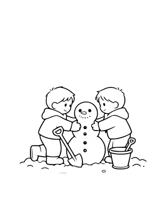 Zwei Kinder in Wintermänteln knien auf beiden Seiten eines Schneemanns in einem verschneiten Garten, eines hält eine Schaufel und das andere einen Eimer.