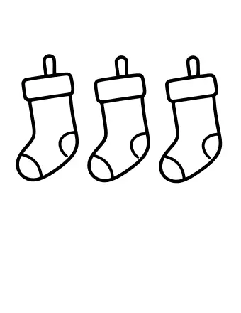 Tres medias navideñas con puños y tacones blancos, dispuestas en fila sobre un fondo blanco